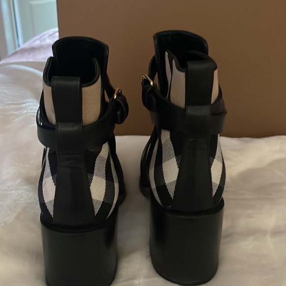 Burberry house check and leather ankle boots size 8 - Picture 4 of 9